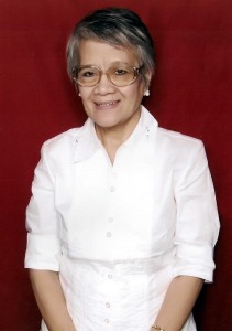 MEDIUM SHOT LOLA SELA