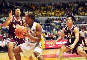 Sheak Sheriff (middle) of the Tigers tries to sneak past a trap by Maroons guards Don Fortu (left) and Mike Gamboa.