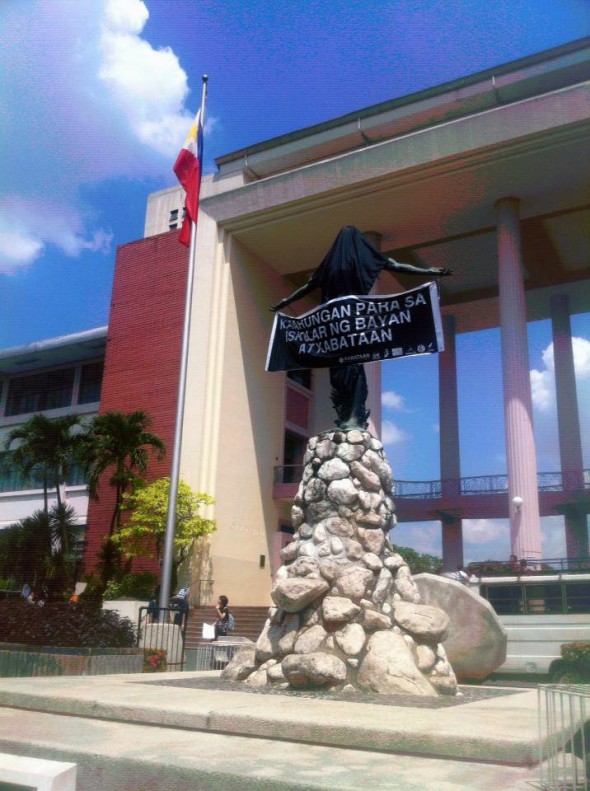 A black shroud covers the Oblation statue at the University of the Philippines Diliman as the UP community mourns the suicide of a freshman from UP Manila allegedly due to financial woes. (Photo by Dean Lozarie)