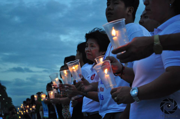 Various groups joined hands and lit candles to commemorate the Maguindanao Massacre. Photo by Thomas Benjamin Roca, UP Aperture