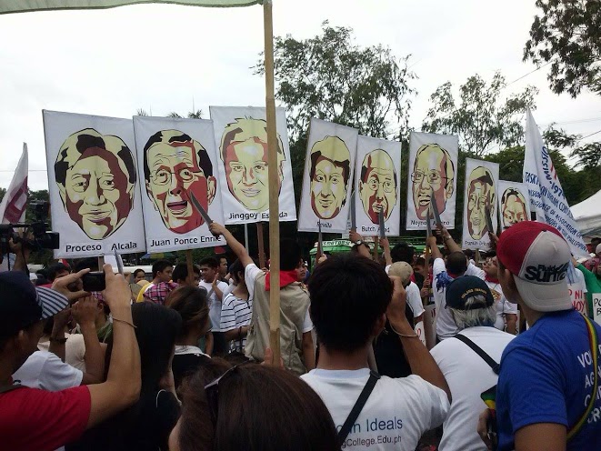 Protesters drew their bolos and shot at the photographs of public officials linked to the pork barrel scam.