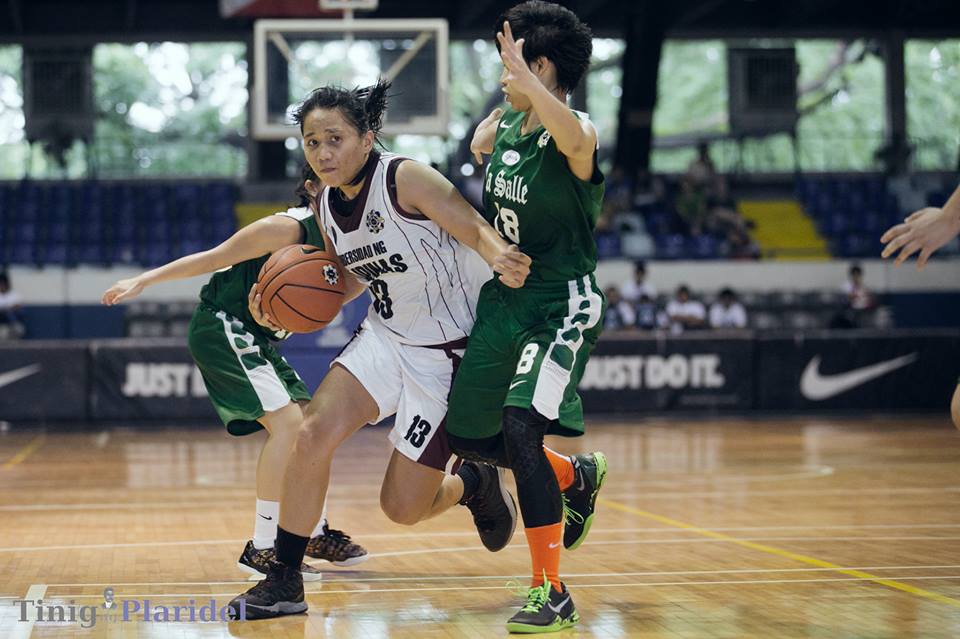 OUTNUMBERED. Lady Maroon Maria Antonia Wong struggles to get through the Lady Archers's two-player defense. Photo courtesy: Patricia Nabong, TNP Resident Photographer