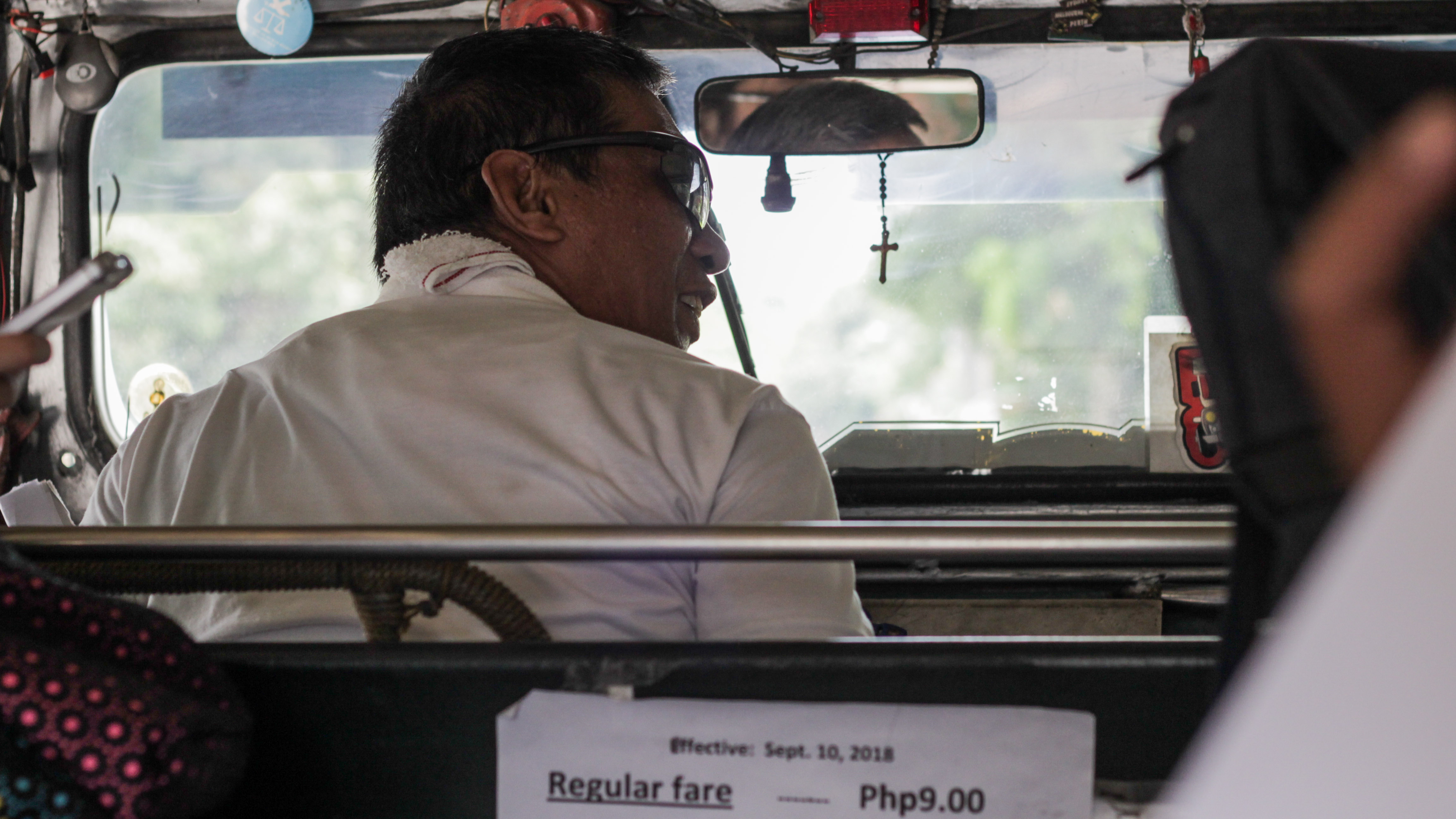 Naghihintay ang drayber na ito na mapuno pa ang kanyang jeep na ngayon ay nabibilang pa sa isang kamay ang dami ng tao. Kuha ni Quin Astilla